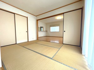 居間 LDK横の和室です。お子様の遊び部屋や、将来の寝室など、とても便利な一部屋ですね。