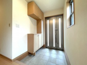 玄関 4~5人家族向けの玄関収納がついております。