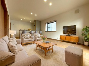 内装 クロス張替え済み。シーリングライトからダウンライトに変更。南東向きなので陽当り良好です