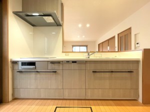 キッチン 落ち着いた色合いのキッチンに新調。新築同様の設備が嬉しい。