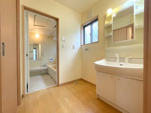 洗面脱衣室 2帖の洗面脱衣室になります。リフォームプランもございます。