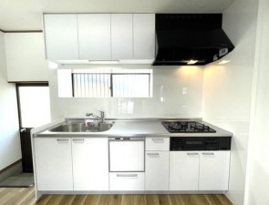 キッチン リビングになじむ真っ白の新しいキッチンは気分が上がりますね♪