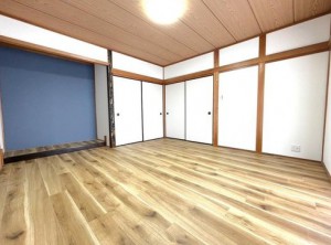 内装 アクセントクロスでひと味違うかっこよさ!もともと和室だったお部屋をフローリングにリフォームしています。