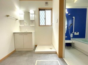 風呂 脱衣所のクロスも張替え済みです。