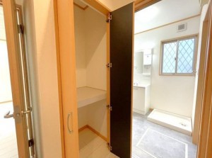 その他画像 脱衣所横にも収納があり、色々な買い置きに便利♪