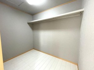 その他画像 2階9帖の洋室には3帖サイズのウォークインクローゼットがあるので服好きさんにもってこい。