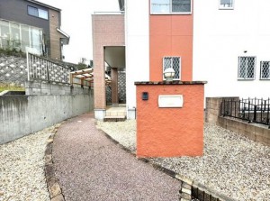 外観 目を惹く色合いがおしゃれな自慢の玄関ポーチ