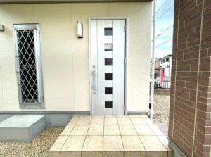 玄関 前道から玄関が見えず、お子様の道路への飛び出しを防ぐことが出来ます。