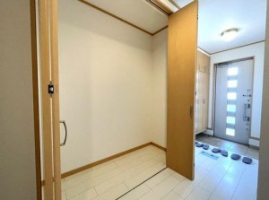 玄関 玄関からLDKまでに1帖サイズの収納が。高さもあるので使い方無限大。