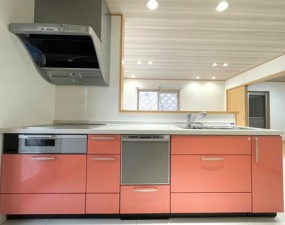 キッチン 明るく優しいダウンライトに馴染む色合いのキッチンも自慢です♪オール電化住宅のためIHコンロのキッチンです。