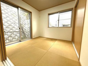 内装 LDKに続く4.5帖の和室は大きな階段下収納があります。お子様の遊ぶスペースにも◎