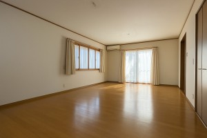 居間 ※AIバーチャルによる家具けしです。