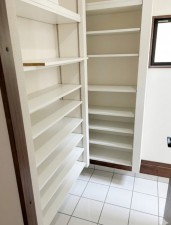 その他画像 【シューズインクローゼット】明るく清潔感あふれる、広々としたシューズインクローゼットです。※一部経年劣化を画像修正しています。