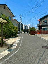 周辺 【前道道路含む現地写真】北西方面。セブンイレブンまで徒歩3分、小学校まで徒歩4分の住環境です。