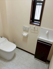 トイレ 【トイレ】温水洗浄便座付き。独立した手洗い器が設置されています。