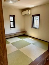 居間 【和室/6.0帖】リビングのすぐ隣にあります。※一部経年劣化を画像修正しています。