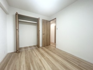 寝室 全部屋段差を解消したバリアフリー設計で工事をしております。小さい子どもやシニアにも嬉しいお部屋です。