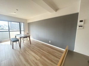 居間 グレーのアクセントクロスが木目を引き立てて、おしゃれなリビングです。