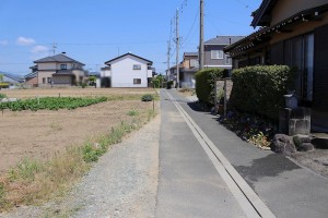 外観 前面道路は見通しが良く、車の移動もスムーズに行えます。(セットバック前)