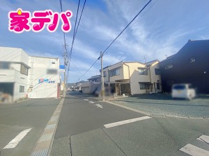 外観 前面約6m幅の道路に面しており、通行や駐車の際に余裕がある広さです。運転が苦手な方でもラクラク