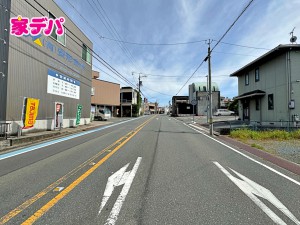 外観 前面約12m幅の道路に面しており、通行や駐車の際に余裕がある広さです。運転が苦手な方でもラクラク