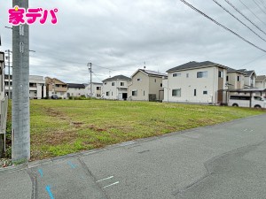 外観 【8-1、8-2、8-3】北西間口7.57mある整形地です。