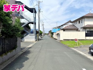 外観 前面道路:北側約5m幅。前面道路が5mと広いので運転が苦手な方にも安心です