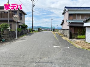 外観 西側前面道路:約7.8m幅の道路に面しており、通行や駐車の際に余裕がある広さです。運転が苦手な方でもラクラク!