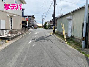 外観 南側前面道路:静かな住宅街で、車の出入りもスムーズです。