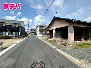 外観 前面道路は見通しが良く、車の移動もスムーズに行えます。