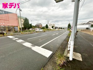 外観 前面道路は公道で、車のすれ違いもらくらく広々30mの幅があります