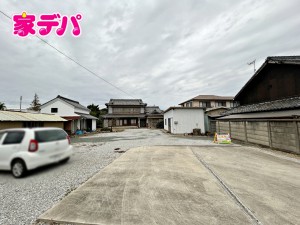 外観 バス停まで徒歩2分、明海方面へのアクセスも良好な立地