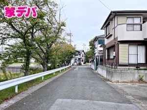 外観 前面道路はゆとりの6m!車通りが少なく、駐車が苦手な方でも安心の道路幅です