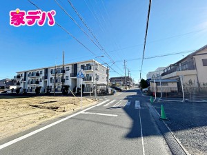 外観 前面道路はゆとりの6m!車通りが少なく、駐車が苦手な方でも安心の道路幅です