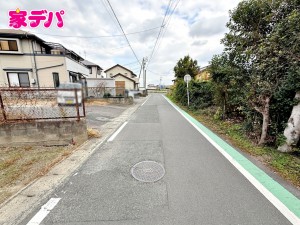外観 前面約6m幅の道路に面しており、通行や駐車の際に余裕がある広さです。運転が苦手な方でもラクラク!
