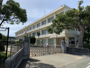 周辺 福江小学校(670m)