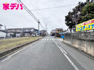外観 前面約7m幅の道路に面しており、通行や駐車の際に余裕がある広さです。運転が苦手な方でもラクラク!