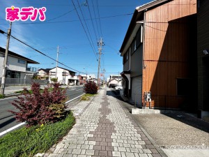 外観 前面道路は公道で、車のすれ違いもらくらく広々14mの幅があります