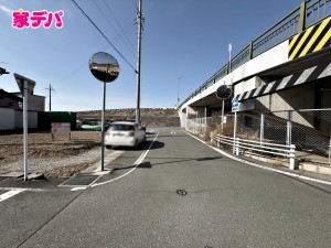 外観 前面道路はゆとりの6m!車通りが少なく、駐車が苦手な方でも安心の道路幅です