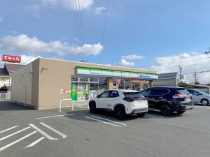 周辺 ファミリーマート豊川本野ケ原二丁目店(330m)