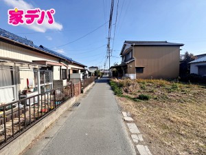 外観 前面道路:北東側約2.3m幅