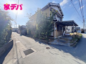 外観 前面は車通りの少ない道路。お車の出し入れが苦手な方も安心ですね。