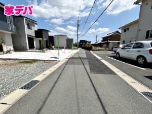 外観 前面道路は見通しが良く、車の移動もスムーズに行えます。