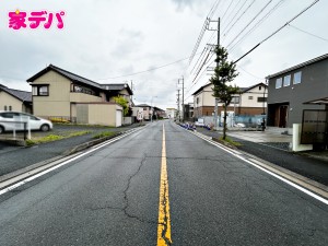 外観 前面道路は公道で、車のすれ違いもらくらく広々11.5mの幅があります