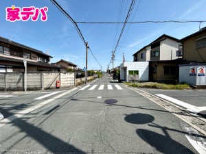 外観 前面道路は公道で、車のすれ違いもらくらく広6mの幅があります