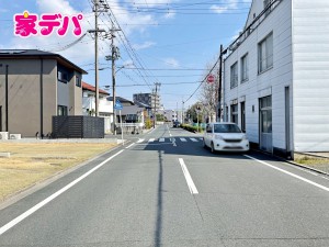 外観 前面道路:北側約6.8m幅