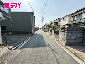 外観 前面道路:北東側約4.4m幅