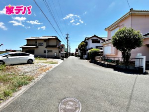 外観 前面道路はゆとりの6m!車通りが少なく、駐車が苦手な方でも安心の道路幅です