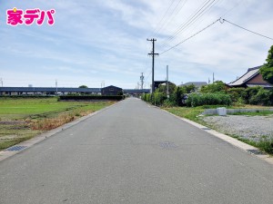 外観 前面道路はゆとりの7.4m!車通りが少なく、駐車が苦手な方でも安心の道路幅です