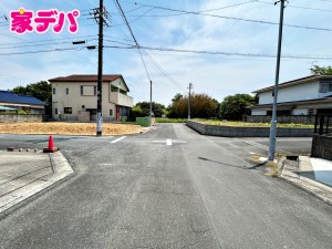 外観 前面道路はゆとりの6m!車通りが少なく、駐車が苦手な方でも安心の道路幅です